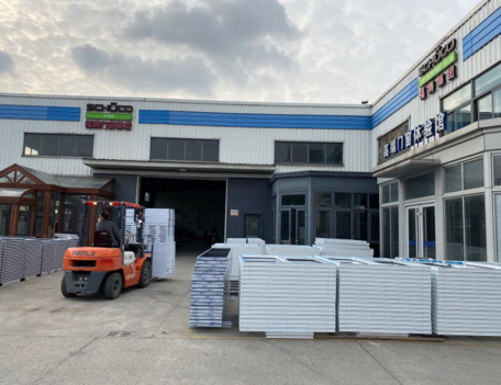 塑鋼門(mén)窗(chuāng)生(shēng)産加工(gōng)車(chē)間(jiān)