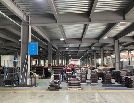 鋁合金(jīn)門(mén)窗(chuāng)生(shēng)産加工(gōng)車(chē)間(jiān)