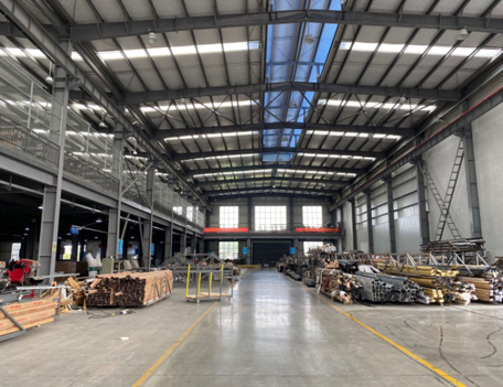 鋁合金(jīn)門(mén)窗(chuāng)生(shēng)産加工(gōng)車(chē)間(jiān)